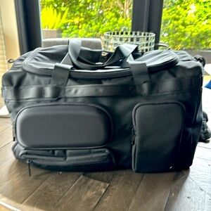 Lululemon cruiser duffel bag
